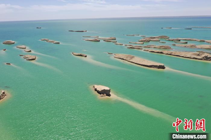 圖為海西州境內(nèi)的水上雅丹風(fēng)光?！≮w凜松 攝