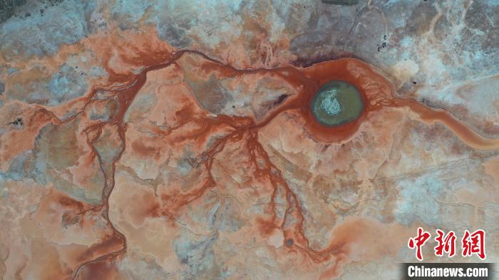 圖為海西州境內(nèi)的“網(wǎng)紅”景點“惡魔之眼”?！≮w凜松 攝