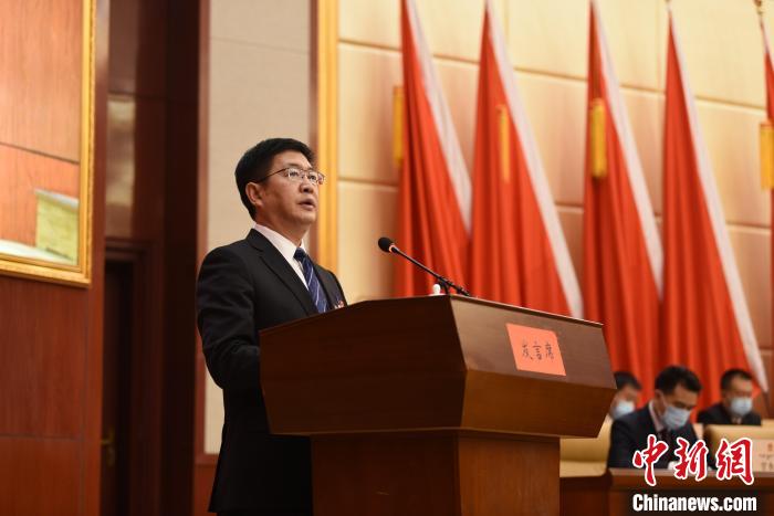 圖為青海省果洛州人民政府州長葉萬彬作政府工作報(bào)告?！　《嘟馨盒?攝