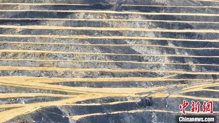 航拍圖為青海省海西蒙古族藏族自治州天峻縣木里礦區(qū)?！●R銘言 攝