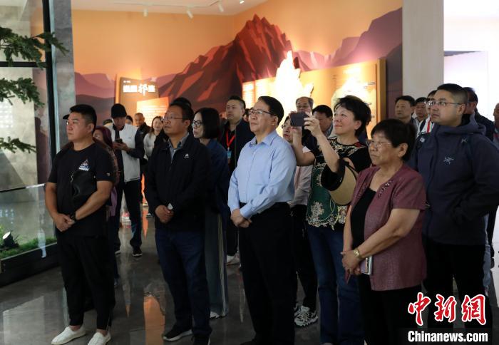 圖為臺(tái)商參訪祁連山國家公園生態(tài)科普館?！⊙Φ?攝