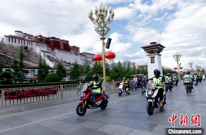 圖為2023年極地G219集結(jié)賽暨金卡納場(chǎng)地賽選手途經(jīng)拉薩布達(dá)拉宮?！∮文恋厍蚬﹫D