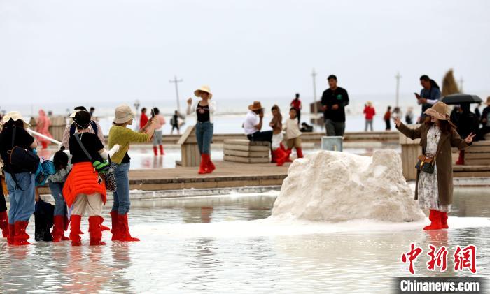 圖為游客在茶卡鹽湖拍照?！⊙Φ?攝