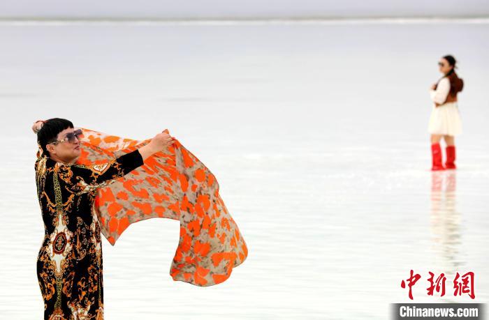 圖為游客在茶卡鹽湖拍照?！⊙Φ?攝