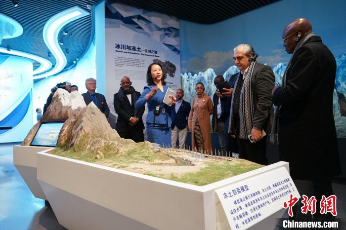 多國(guó)駐華使節(jié)參訪(fǎng)博物館以“小窗口”了解“大美”青海