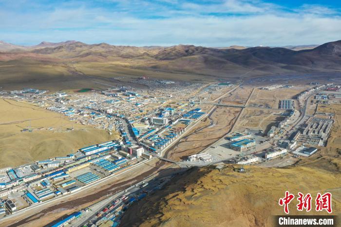 西藏安多：深秋時節(jié)高原小城風(fēng)光美