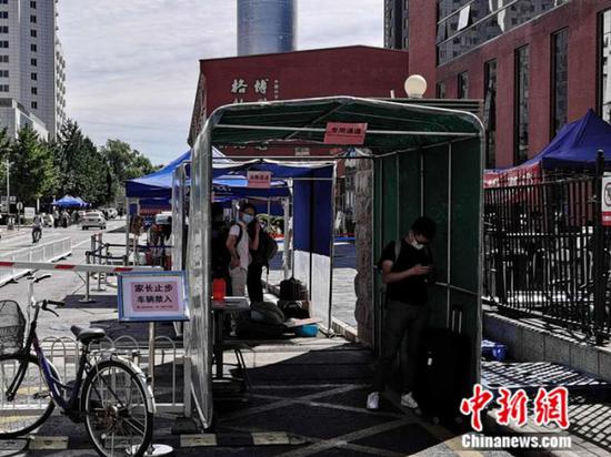 中國科學(xué)院大學(xué)校門外，豎立著“家長止步”的提示牌。 中新網(wǎng) 張尼 攝