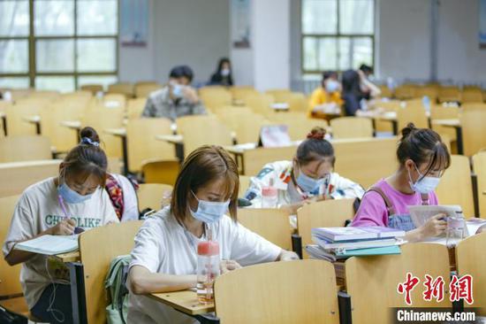 資料圖：學(xué)生在圖書館自習(xí)室內(nèi)學(xué)習(xí)。　劉宵華 攝