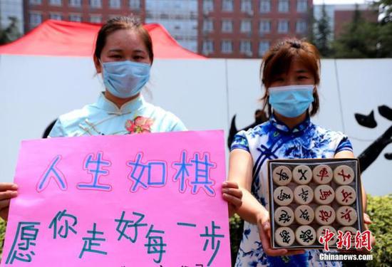 資料圖：2020年7月河南鄭州一高考考點，考生家長送考 中新社記者 王中舉 攝