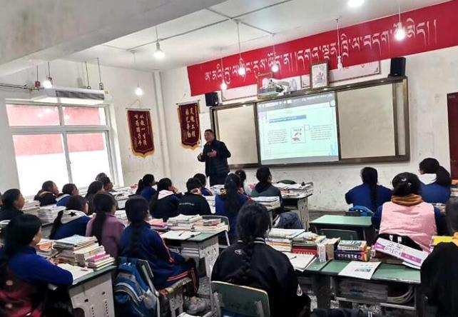 學(xué)生在免費(fèi)輔導(dǎo)班上課。　尼瑪初 攝