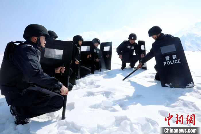 圖為扎西堅(jiān)參與隊(duì)友在巡邏途中?！≡鲌?jiān)參供圖