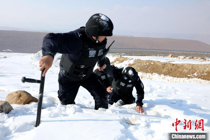 圖為扎西堅(jiān)參與隊(duì)友在巡邏途中?！≡鲌?jiān)參供圖