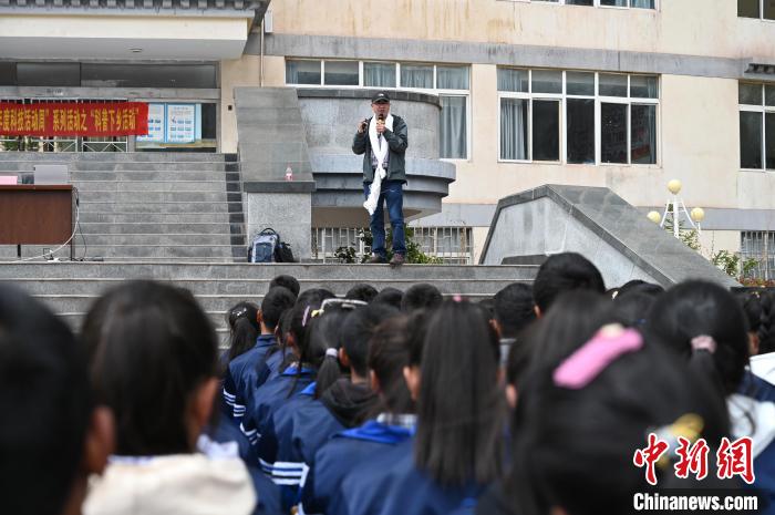 圖為西藏大學(xué)教授寧長(zhǎng)春為中學(xué)生授課。　趙朗 攝