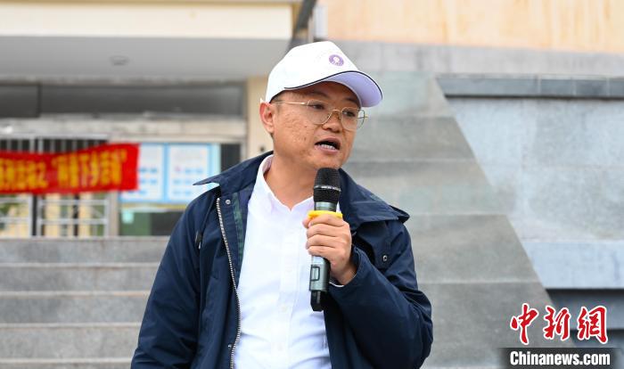 圖為西藏大學(xué)教授李昊為中學(xué)生授課?！≮w朗 攝