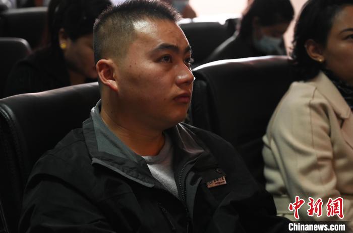 圖為企業(yè)工作人員參加講座?！≮w朗 攝