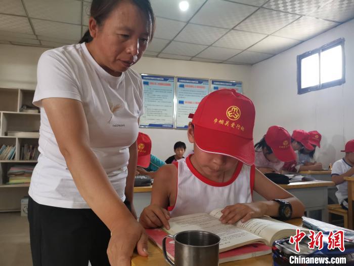 甘肅鄉(xiāng)村巾幗標(biāo)兵干一行愛一行：教書、建勞務(wù)施工隊(duì)成“大拿”