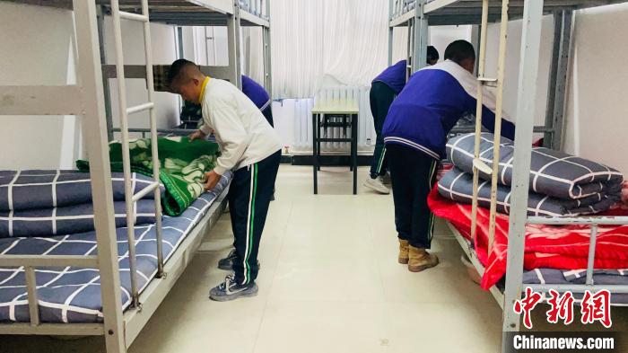 青?，敹嗟卣馂?zāi)后重建見聞：從帳篷教室到分區(qū)上課