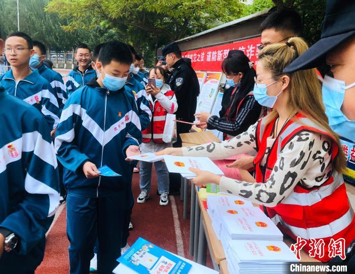 圖為西寧市法制宣傳進(jìn)校園?！∥鲗幨谐俏鲄^(qū)供圖