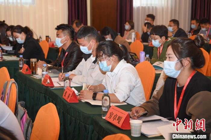 圖為第十五期全國預防青少年違法犯罪工作理論與務實高級研修班學員正在上課?！∝暩聛硭?攝