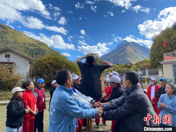 圖為學(xué)生們?cè)谖鞑匕退纱肭嗌倌昊顒?dòng)營(yíng)地開(kāi)展趣味活動(dòng)?！∥鞑厍嗌倌陮?shí)踐教育基地供圖