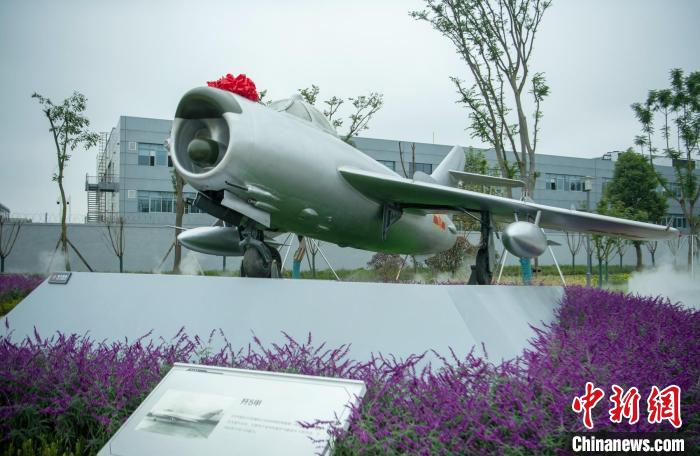 園林式戰(zhàn)斗機博物館內展示的“殲5甲”飛機?！⒅铱?攝