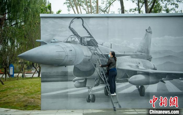 “猛龍出擊”互動墻前市民體驗登機場景?！⒅铱?攝