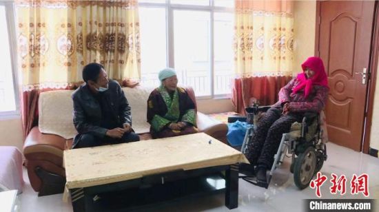 圖為仁欠卓瑪一家在房間里愉快的聊天?！《继m縣委宣傳部 供圖 　　