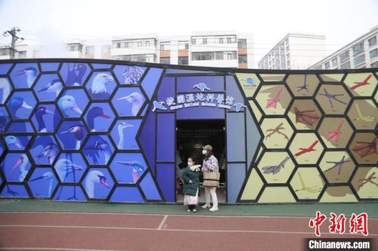 圖為西寧市第一中學(xué)濕地科普宣教館?！±罱瓕?攝