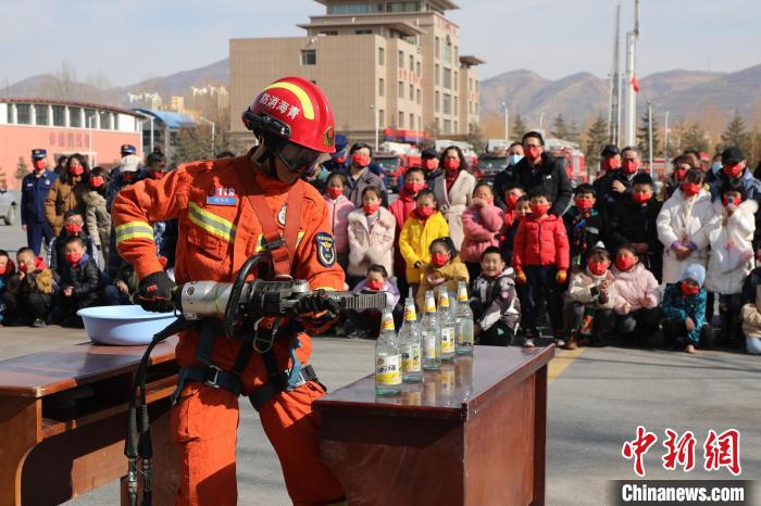 圖為消防救援人員技能展示。　楊龍建 攝