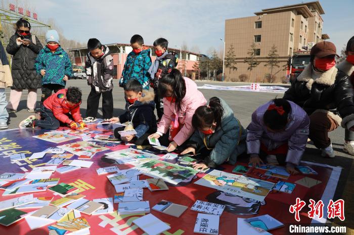 圖為小朋友們參加趣味游戲活動。　楊龍建 攝