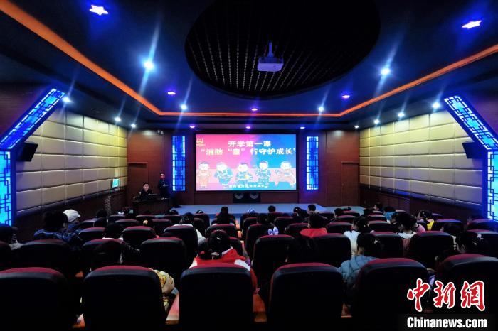 圖為小朋友們上消防安全知識教育課?！铨埥?攝