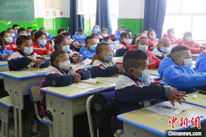 圖為學(xué)生學(xué)習(xí)七步洗手法?！●R銘言 攝