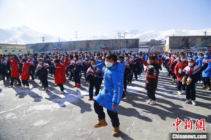 圖為學(xué)生跳起歡快的藏族舞蹈迎接新學(xué)期?！●R銘言 攝