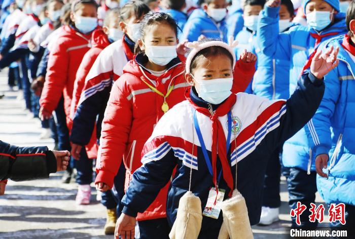 圖為學(xué)生跳起歡快的藏族舞蹈迎接新學(xué)期。　馬銘言 攝