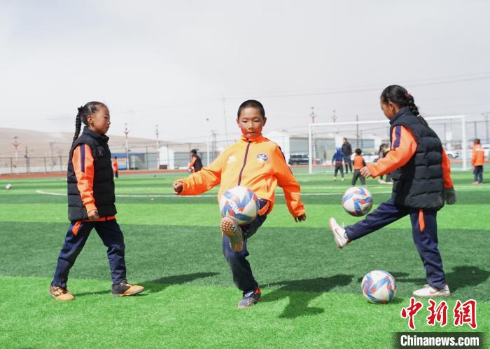 圖為孩子們進(jìn)行顛球訓(xùn)練?！●R銘言 攝