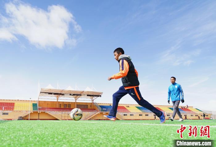 圖為一名男孩運(yùn)球射門(mén)?！●R銘言 攝