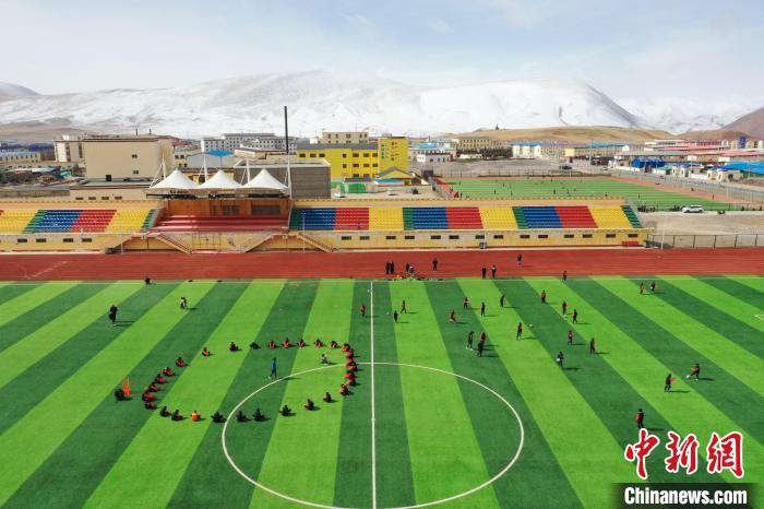 航拍曲麻萊縣足球場(chǎng)?！●R銘言 攝