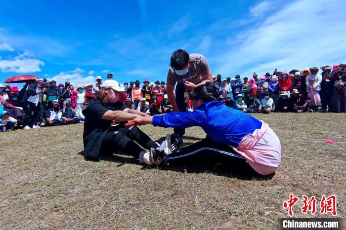 圖為當(dāng)?shù)孛癖娺M(jìn)行蹬棍比賽。　李雋 攝