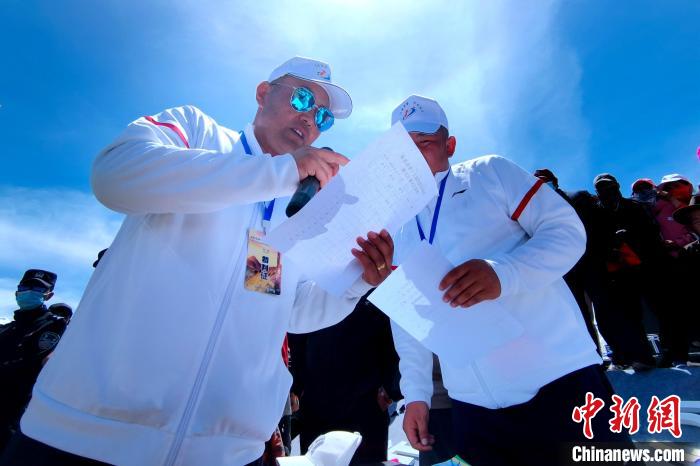 圖為裁判員統(tǒng)計(jì)牧民運(yùn)動(dòng)項(xiàng)目比賽成績(jī)。　李雋 攝