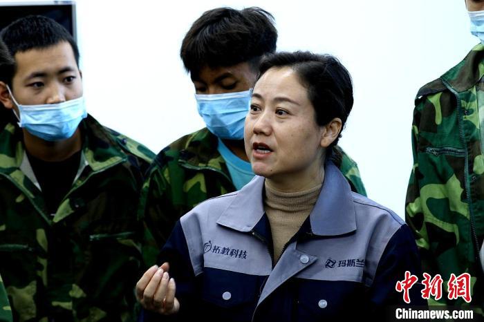 圖為李富香給與學(xué)生交流。(資料圖) 青海省教育廳供圖