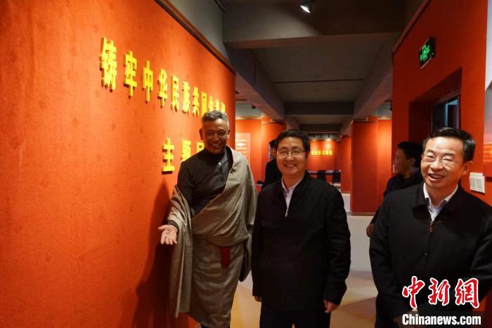 資料圖為參觀鑄牢中華民族共同體意識主題展?！『F龍 攝