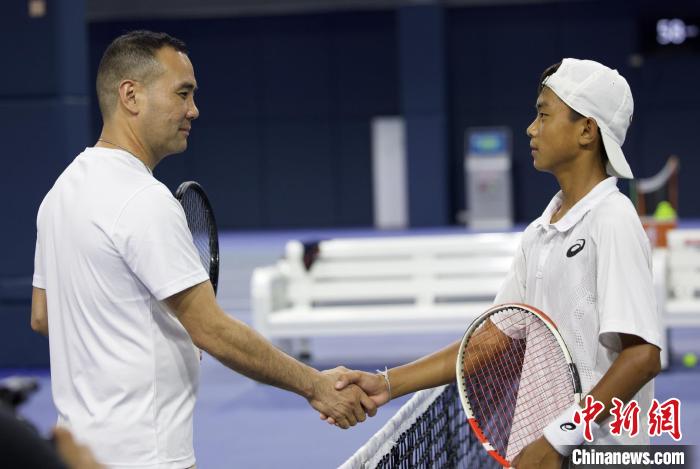 闊別兩年后，王發(fā)(右一)和王育喜(左一)再握手?！↑S迪燊 攝