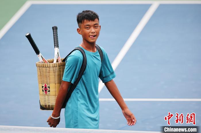 王發(fā)背著背簍在賽場上?！±罱ㄋ?攝