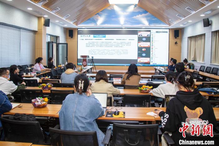 圖為論壇會議現(xiàn)場?！⊥瑬|放 攝