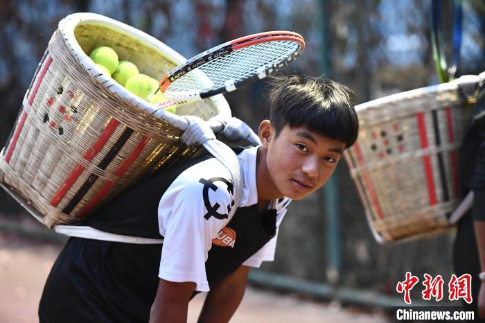 圖為“背簍少年”王發(fā)正在廊坊市體育館網球訓練中心進行訓練?！∴嵆孔?攝