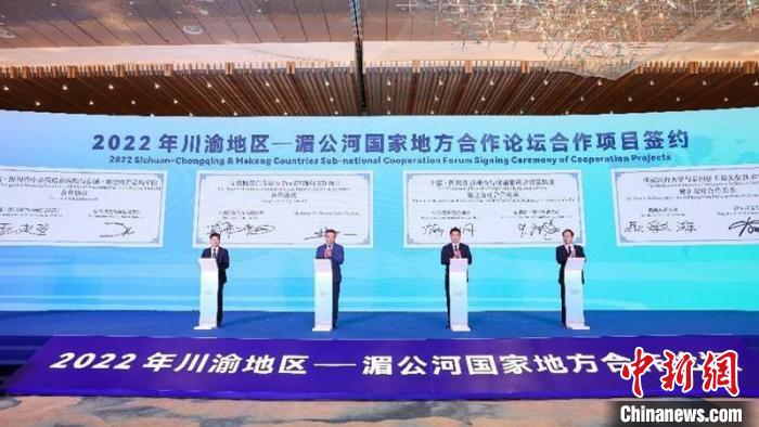 多個(gè)項(xiàng)目集中簽約。王宇 攝