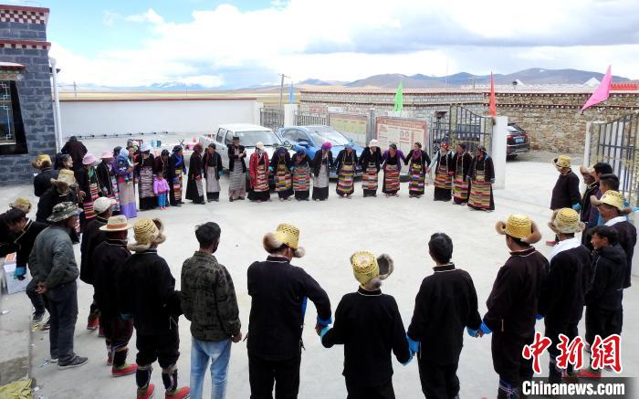 圖為普瑪江塘鄉(xiāng)民眾載歌載舞?！±丝ㄗ涌h網(wǎng)信辦供圖