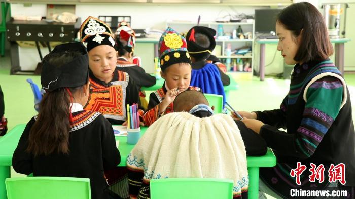 正在上課的學(xué)生?！√茊⒑?攝