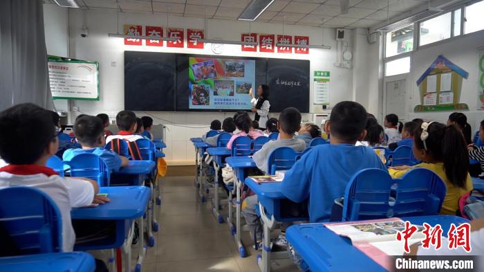 正在上課的學(xué)生?！√茊⒑?攝