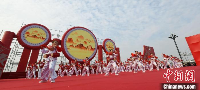 圖為山西翼城花鼓展演?！×赫赵?攝